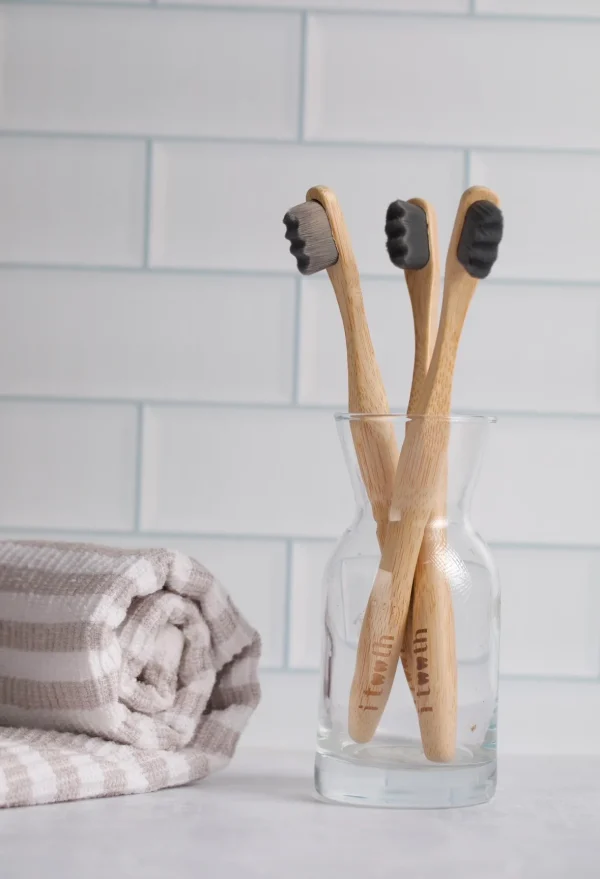 i tooth Bamboo Toothbrush black color | اي توث فرشاة الأسنان المصنوعة من الخيزران لون اسود - الصورة 2